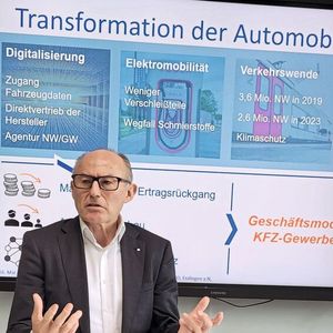 Michael Ziegler begrüßte als Präsident des Kfz-Gewerbes Baden-Württemberg die Besucher der Innung Rhein-Neckar-Odenwald in Esslingen und referierte über das Thema Transformation.(Bild:  Dietmar Clysters)