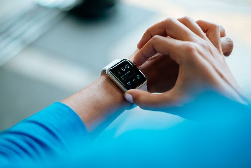 Mit dem grünen Licht einer Smartwatch können Forscher ein insulinproduzierendes Gen-​Netzwerk anschalten. (Symbolbild) (gemeinfrei)
