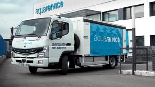 Hola! Der Fuso eCanter von Daimler Trucks transportiert jetzt als Mineralwasser in Spanien. Dieser E-Mobile Bruder des Fuso Canter wiegt knapp 7,5 t und kann 4,5 t Nutzlast bewegen. Er leistet 115 kW. (Daimler Truck)