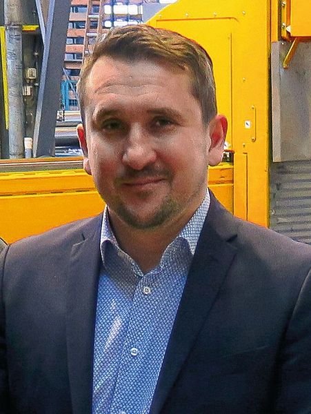 Eduard Sauter, Deputy Head of Production, zieht nach einem Jahr Betrieb der Plasmaschneidanlage ein positives Fazit: „Die Art der Maschine macht auf mich einen grundsoliden Eindruck. Mit der aufwendigen manuellen Arbeit war die Durchlaufzeit bei einem Behälterboden mit mehreren Stutzen früher bei eineinhalb bis zwei Wochen zu veranschlagen – heute reicht dafür ein Tag. Das ist ein riesen Benefit.“ (Bild: Microstep)