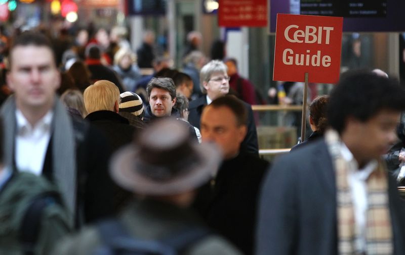 Aktion Roter Punkt: CeBIT-Guides der Deutschen Bahn AG weisen auf dem Hauptbahnhof in Hannover den Messegästen den schnellsten Weg zu Anschlussverbindungen. (Archiv: Vogel Business Media)