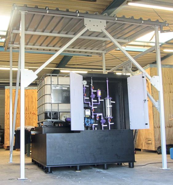 Natriumhypochlorit-Dosieranlage, direkt nach Fertigstellung in der Werkstatt. (MPT)