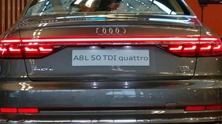 Der neue Audi A8 mit integrierten OLED-Rückleuchten ermöglicht eine extrem homogene Ausleuchtung mit flexiblen Lichtdesign. (VBM / A. Gutberlet)