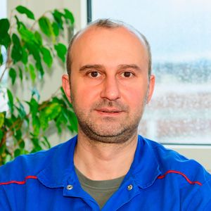 Serkan Sezgin ist als Supervisor Automation bei Froneri Schweiz zuständig für die  Ablaufoptimierung, wobei er eng mit den Linienführern zusammenarbeitet.(Bild:  Baumer)