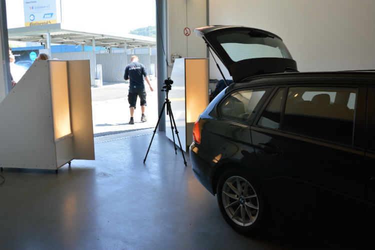 Die Auto-Messe Stockach hat eigens ein Fotostudio eingerichtet, um die Fahrzeuge optimal in Szene zu setzen. (Foto: Mauritz)