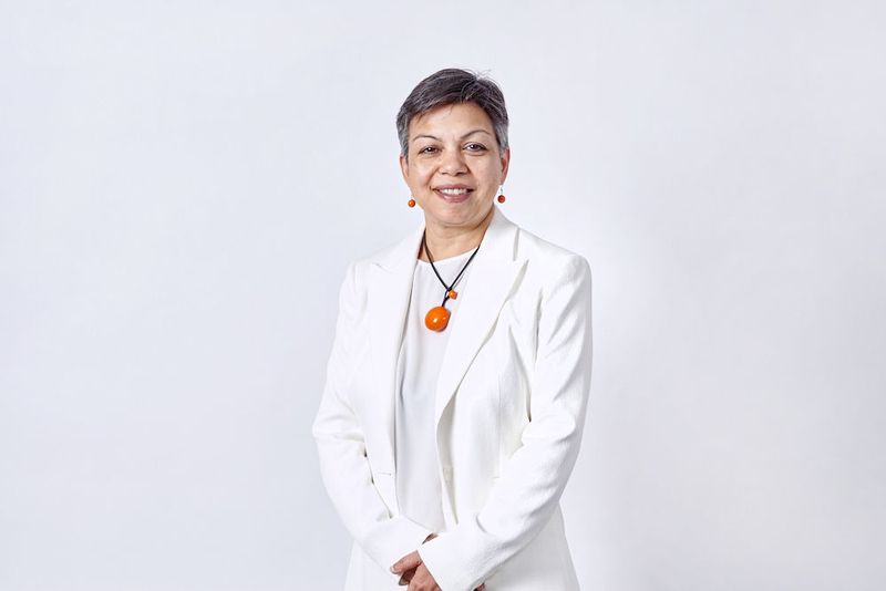 Sucheta Govil wird ab 1. August Chief Commercial Officer von Covestro. Govil hat ein Post-Graduate-Diplom in Business Management vom Indian Institute of Management in Calcutta sowie einen Bachelor-Abschluss in Wirtschaftswissenschaften vom St. Stephen´s Institute der University of Delhi.  (Covestro)