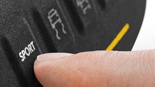 Ein Fingerdruck reicht: Die Bedienelemente im automobilen Innenraum werden erst bei Annäherung an die Oberfläche sichtbar. (Continental)