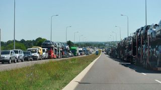 Kilometerlange Staus an der Grenze zur Ukraine sind an der Tagesordnung. Wer Autos in das vom Kriesgeschehen gebeutelte Land importieren möchte, muss viel Geduld mitbringen. (Bild: Łukasz Solski)