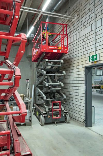 Kompakter Allrounder: Mit einer Breite von nur 82 Zentimetern passt die SJ 3219 von Skyjack selbst durch enge Zugänge. (Bild: action press – Christian Rudnik)