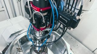 Beim Powderscreen zählen Photosensoren die Partikel im Pulverstrom. Eine Software berechnet daraus die Fördermengen. (Christoph Wilsnack/Fraunhofer IWS)