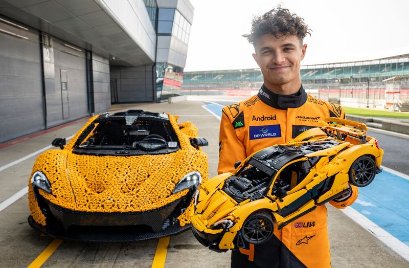 Lando Norris, seines Zeichen Rennfahrer des McLaren-Formel-1-Teams, durfte den LEGO-Modellbau des McLaren P1 in Silverstone über die Strecke jagen. (Bild: © Jeff Moore / McLaren / LEGO Group)