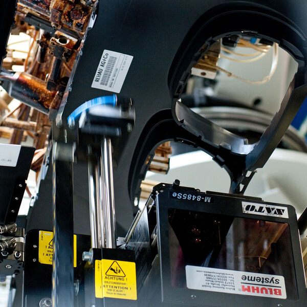 Bei Rehau bedruckt und beschreibt ein vollautomatischer RFID-Etikettendruckspender über Kopf die RFID-Labels mit entsprechenden Informationen und appliziert sie auf die Rohteile. Bild: Siemens AG (Archiv: Vogel Business Media)
