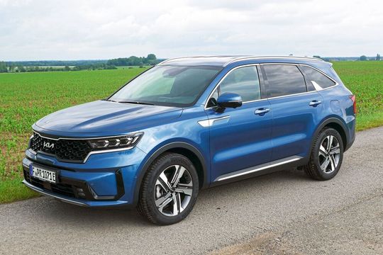 Der Sorento wirkt sehr groß, ist aber kaum länger als ein akueller Kombi in der Kompaktklasse. Der Sorento wirkt sehr groß, ist aber kaum länger als ein akueller Kombi in der Kompaktklasse.