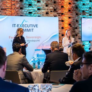 Eva Kanzler, Director Vogel IT-Akademie, und Franziska Magai (li.), Head of Event Operations, bei der Begrüßung und Eröffnung des Summits.(Bild:  Vogel IT-Medien)