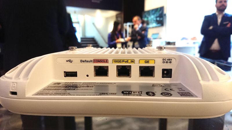 Huawei hat seinen mächtigen Wifi-6-Access-Point AP7060DN mit 10-Gigabit-PoE-LAN-Port schon im Mai 2019 beim Gartner-Symposium in München gezeigt. (Harald Karcher)