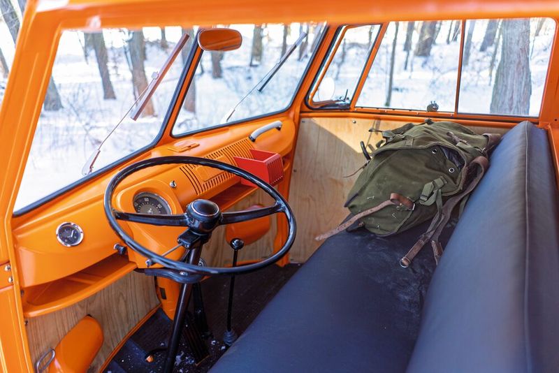 Auf eine typische Raupensteuerung wollte Erbauer Kurz Kretzner bewusst verzichten. Somit zeigt sich der Raupen-Fuchs im Cockpit wie ein normaler Bulli. (Bild: VWN)