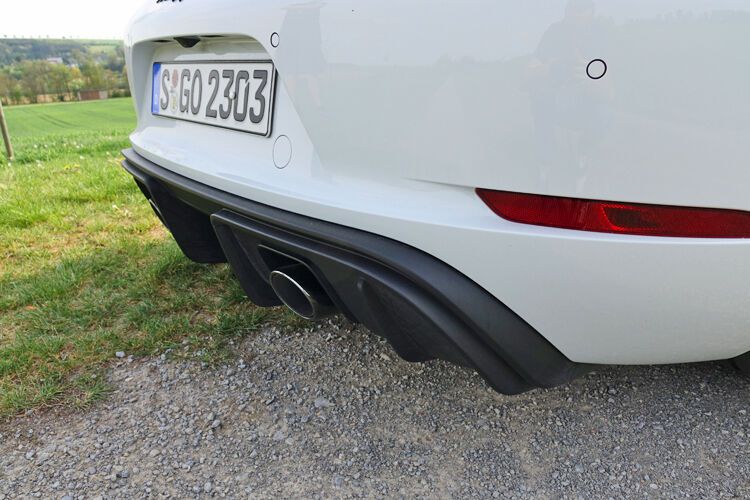 Für einen aggressiven Look sorgt der Diffusor am Heck. Für den passenden Sound sorgt die verbaute Sportauspuffanlage, die den kerningen Sound des Motors nahezu perfekt transportiert. (Bild: Schreiner/»kfz-betrieb«)