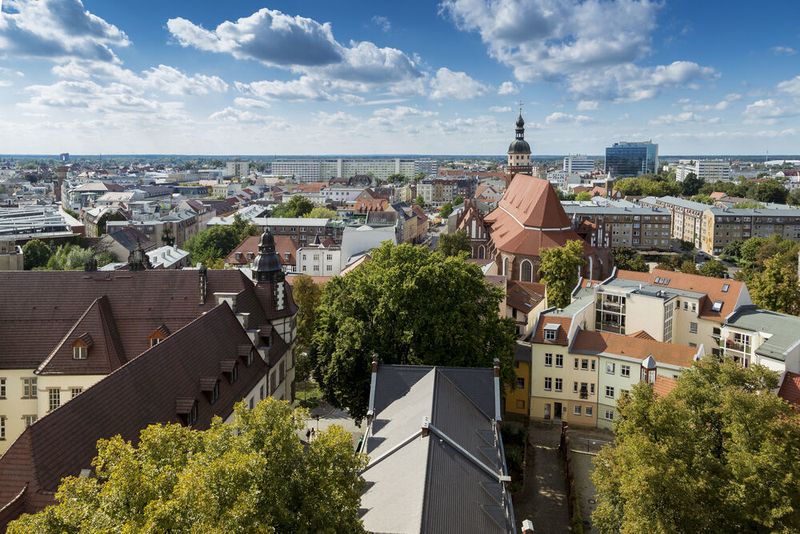 Im Rahmen der Digitalen Stadt Cottbus sollen unterschiedliche Möglichkeiten künftiger Entwicklungen für bestimmte Bereiche der Daseinsvorsorge identifiziert werden. Dazu wurden die sieben Handlungsfelder Gesundheit, Mobilität, Energie, Verwaltung, Bildung, Stadtentwicklung (Gesellschaft) und Wirtschaft (Handel) herausgearbeitet. Neben der physischen Infrastruktur wird Wert darauf gelegt, die Menschen fit für die digitale Zukunft zu machen. Digitale Entwicklungen sollen für viele Lebensbereiche aufgezeigt werden, um Interessierte, Akteure und Entscheider aus Verwaltung, Wirtschaft und Wissenschaft für einen offenen, aber auch kritischen Umgang mit diesem komplexen Thema der Digitalisierung zu begeistern. (gulben-fotografie.de - AdobeStock.com)