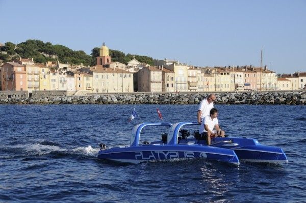 Das elektrisch betriebene Freizeit-Boot Platypus: Es verbindet die zwei Wassersportarten Bootfahren und Tauchen. (Platypus)