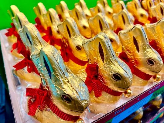 Heuer eher Ladenhüter? Für Osterhasen und -eier aus Schokolade müssen die Verbraucher recht tief in die Tasche greifen. Die einen sagen, dass muss nicht sein, die anderen versuchen zu erklären, woher das kommt und warum es vielleicht auch gut ist ...(Bild:  Urbi et orbi)