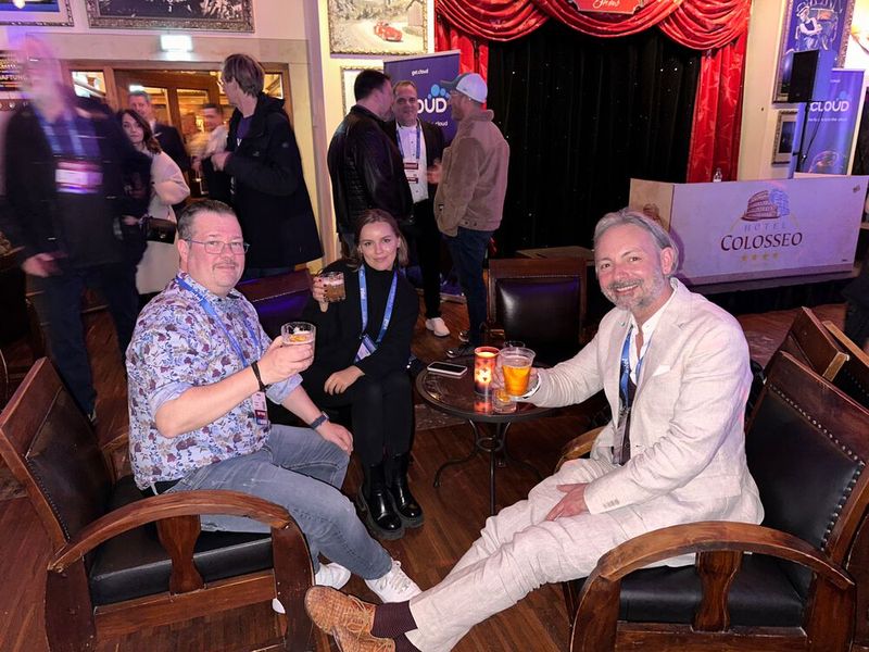 (v. l.) Mario Apitz und Thea Taube (Alice&Bob) mit Dr. Nils Kaufmann (vhosting) warten auf Michael Hase. (Bild: Vogel IT-Medien GmbH)