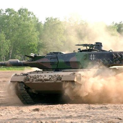 Rüsten wir vernünftig auf? Das bezweifelt ein Kieler Ökonom. Seiner Meinung nach hakt es an mehreren Stellen. Die geplanten rund 500 Milliarden sollten sinnvoller ausgegeben werden, als es jetzt geplant ist. So lege man den Fokus etwa zu stark auf ältere Systeme, wie den Leopard. (Bild: Akademie der Bundeswehr)