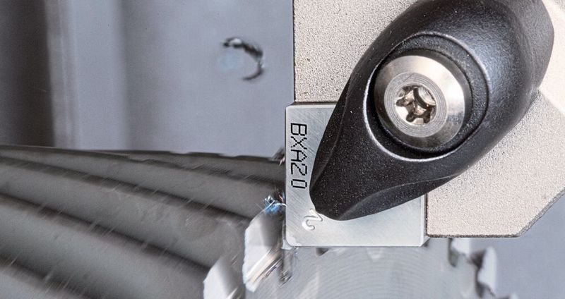 Das Zusammenspiel aus Wavy-Joint-WSP, optimierten Schneidkanten und dicker TiAlN-Beschichtung macht den BXA20 beim Hartdrehen besonders produktiv. (Tungaloy)