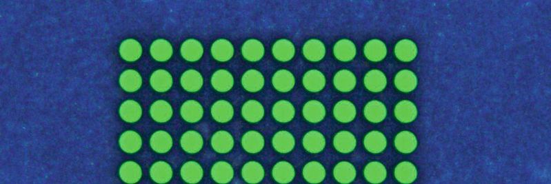 Mit dem Femtolaser sind die unterschiedlichsten Lochgeometrien realisierbar.  Messtechnisch sind die sauberen Lochkanten nachweisbar. Die Symmetrien sind sehr präzise und die Wiederholgenauigkeit sehr hoch. Hier auf dem Bild: Runde Löcher mit Durchmesser 30um in Si3N4 Material.(Bild:  Posalux)