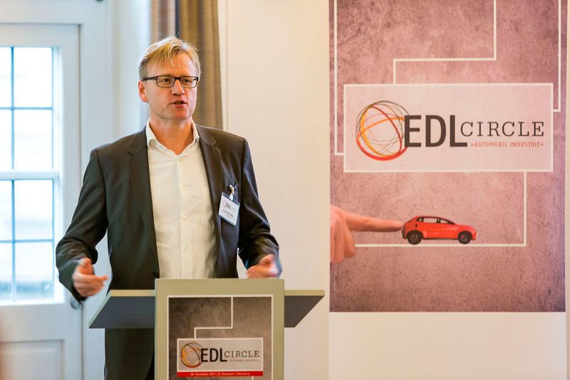 Claus-Peter Köth, Chefredakteur von »Automobil Industrie«, begrüßte die Gäste des EDL-Circles in Würzburg. Die Veranstaltung ist konkret an das Management der Entwicklungs-Dienstleister-Branche gerichtet. (Stefan Bausewein)