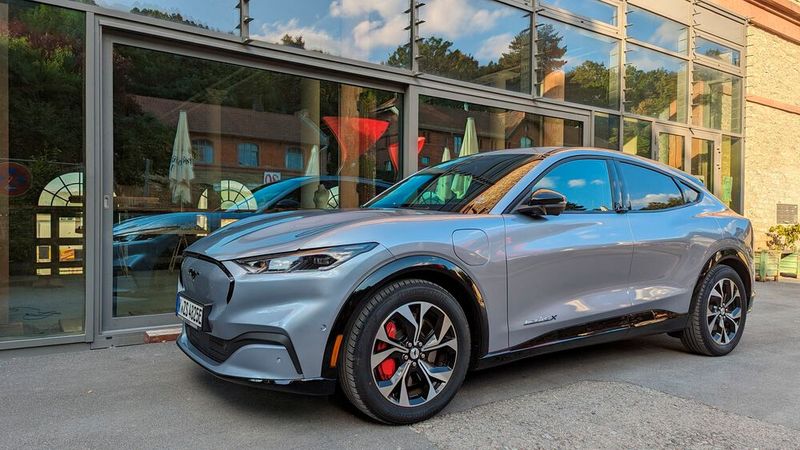 Spieglein, Spieglein an der Wand, was ist das schönste SUV-Coupé im Land? Der Ford Mustang Mach-E hätte gute Chancen. (Bild: Rosenow – VCG)