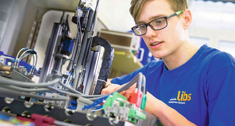 Wer von der Hightech-Welt der Maschinenindustrie fasziniert ist, kann eine technische oder kaufmännische Berufsausbildung machen. Zum Beispiel an einem der LIBS-Standorte in den Kantonen Aargau, St. Gallen oder Zürich. Der/die heutige Polymechaniker/in im Fachbereich Fertigung produziert zum Beispiel grosse und kleine Maschinenelemente für einen Motor. (LIBS steht für Industrielle Berufslehren Schweiz.) (LIBS)