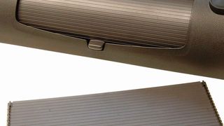 Bild 2: Die Jalousie des Ablagefaches für den Opel Zafira Tourer kombiniert eine Weich- und eine Hartkomponente aus unterschiedlichen Kunststoffarten. (Bild: Oerlikon Balzers)