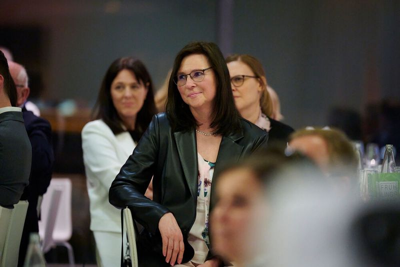 Impressionen vom ELEKTRONIKPRAXIS Frühlingsfest 2023 im Ketterer Kunst mit der Verabschiedung von Johann Wiesböck.  (Bild: © EYE AM CHRIS)