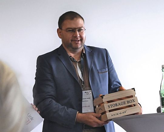 Ahmet Kokac von IFM bewies: Der Mensch braucht eine „Karotte“, also eine Motivation, auf die hinzuarbeiten es sich lohnt – und das ist Digitalisierung mit­hilfe von IO-Link.(Bild:  Stefanie Michel)