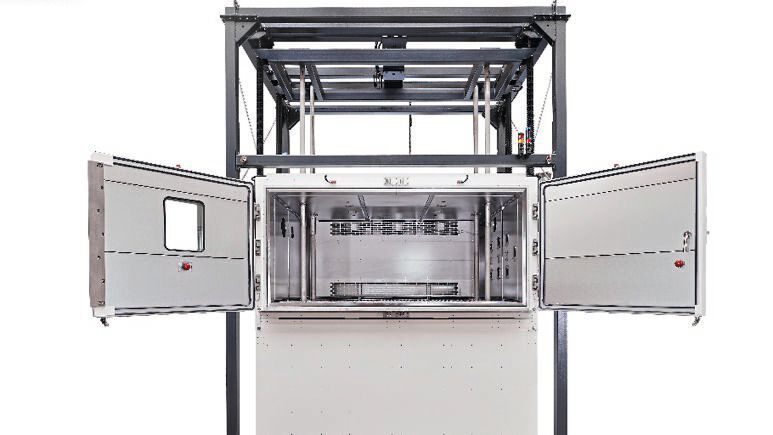 Die Wasserschock-Prüfanlage von Weiss Tehcnik wurde in eine vom Kunden bereitgestellte Grube installiert, wodurch ein ebenerdiger Zugang zum Prüfraum gewährleistet ist.(Bild:  Weiss Technik GmbH)