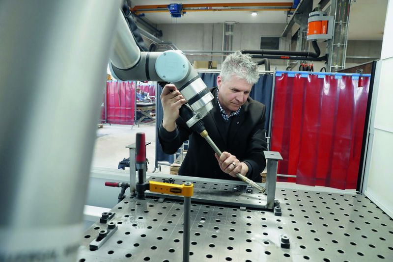 Patrick Kühne, responsable clientèle chez Trumpf Schweiz, voulait vérifier de lui-même si la mise en service était aussi simple que Trumpf le promettait. « Je n'ai eu aucune difficulté à installer le TruArc Weld 1000 chez zweifel metall en peu de temps », dit-il.  (Ruben Sprich)