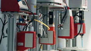 Hier eine kleine Auswahl an Volumendosierern, wie sie der Motek-Aussteller Adacthech präsentiert. Diese applizieren niedrig- bis hochviskose Medien in einem Volumenbereich von 0,01 bis 50 m³, heißt es. Zu sehen auf der Motek 2018 in Halle 5 am Stand 5307. (Adactech)