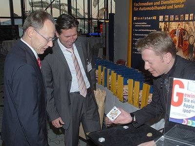 Für Spannung der besonderen Art sorgten die Vogel Auto Medien mit einem Glücksspiel. Hier fordert Ulrich Große (li.), Hauptgeschäftsführer LV Sachsen, Fortuna heraus. (Archiv: Vogel Business Media)