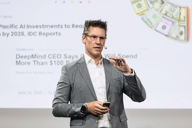 Nils Janus (Covestro Deutschland) eröffnet den Kongress mit einer Keynote zur KI-Strategie von Covestro:  „Wie Mensch und KI ein Team werden“ (Bild: Stefan Bausewein)
