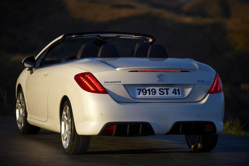 Von hinten wirkt er kraftvoll. Das schmale LED-Bremslicht verschönt den Kofferraumdeckel. (Archiv: Vogel Business Media)