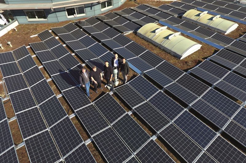 Die 259 Module mit einer Gesamtfläche von 600 Quadratmetern produzieren rund 65.000 Kilowattstunden sauberen Sonnenstrom im Jahr. (Smart-Center Saarbrücken)