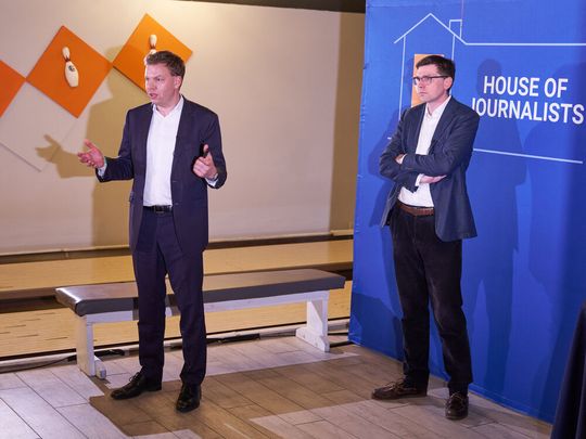 „Für das vergangene Jahr sehen wir global rund 900 Gigawattstunden (GWh) an Überkapazitäten im Markt“, erklärt Raphael Rettig.(Bild:  Steve Fecht)