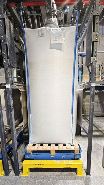 Big Bags auf dem Vibrationstisch, einmal befüllt (Bild: Netter GmbH)