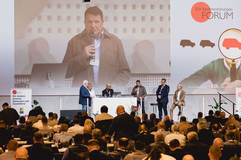 Diese betriebswirtschaftlichen und juristischen Einschätzungen zum Stundenverrechnungssatz wurden danach auf dem Podium unter anderem mit ZKF-Hauptgeschäftsführer Thomas Aukamm und BVSK-Präsident Michael Wessels diskutiert. Die Moderation hatte der ehemalige Chefredakteur der »Fahrzeug+Karosserie«, Konrad Wenz, inne. (Bild: Stefan Bausewein)