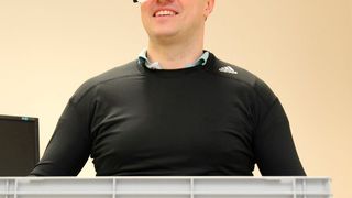 Eine Datenbrille und Sensoren in der Kleindung ermöglichen es, verschiedene Vitalparameter aufzunehmen. Die ausgewerteten Messdaten können dem Träger auf der Datenbrille visualisiert werden. (Westsächsischen Hochschule Zwickau)