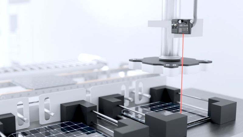 Die Time-of-Flight-Sensoren OT300 und OT500 mit Laserstrahl ermöglichen die präzise Positionierung eines Greifers auch auf unregelmäßig geformten oder ultraschwarzen Objekten mit schlechten Remissionseigenschaften.(Bild:  Baumer)