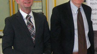 Stefan Reindl (li.) und Willi Diez prägen schon lange Jahre das Institut für Automobilwirtschaft. Jetzt geht Diez in Ruhestand, Reindl übernimmt die Institutsleitung. (Bild: IFA)