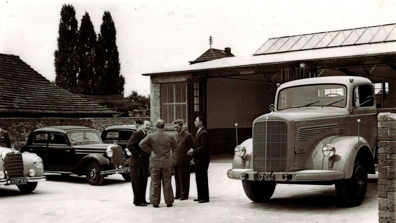 Das Bild stammt aus dem Jahr 1952 – zwei Jahre später stieg Heinz Göbel in zweiter Generation ins Unternehmen ein. (Bild: Autohaus Heinrich Göbel)