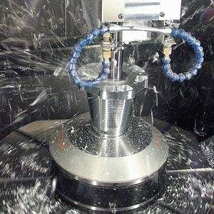 Volumenzerspanung von Aluminium mit ATS von Rother Technologie und Einschraubfräser mit rhombischen Wendeschneidplatten von FRANKEN: konische 8°-Bohrung ausfräsen mit n = 18000 1/min (vc = 2290 m/min, vf max. = 6000 mm/min).