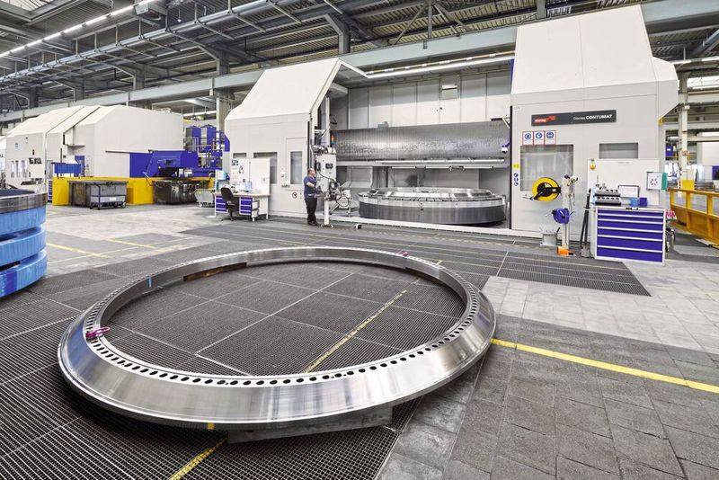 Im Maschinenpark der Thyssenkrupp Rothe Erde Germany GmbH in Lippstadt übernehmen sieben Vertikal-Dreh-Schleifmaschinen Dörries Contumat die Endbearbeitung der Lager für Windkraftanlagen.  (Bild: Starrag/Ralf Baumgarten)